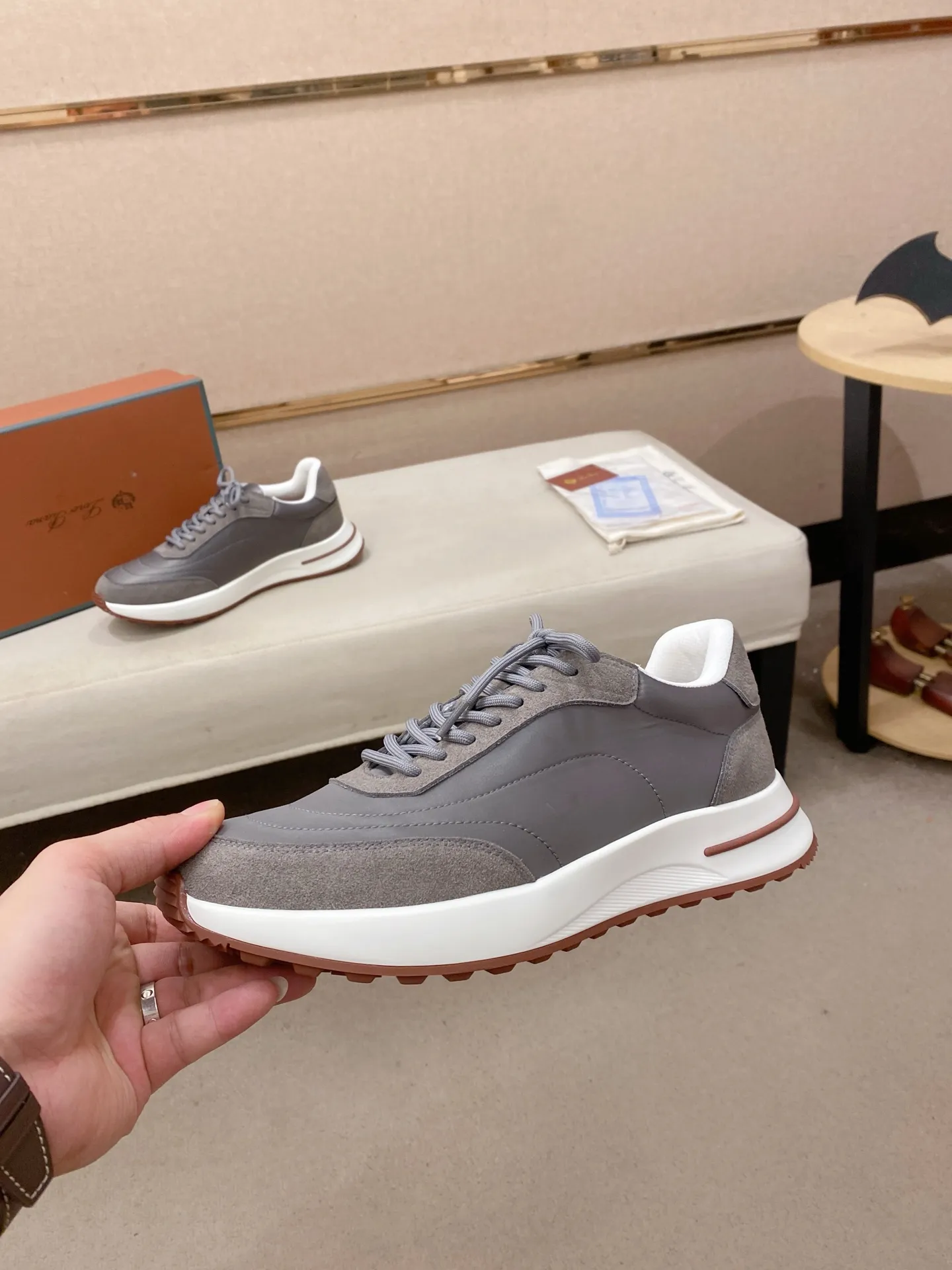 Men's shoes 💰: 462💰🔥𝐥𝐨𝐫𝐨 𝐏𝐢𝐚𝐧𝐚 lp classic loafers, an Italian treasure brand, the only brand that can match Hermès! Only after wearing it do we realize that we can’t live up to our feet. The upper is made of imported first-layer cowhide with breathable fabrics, water-dyed cowhide foot pads, and the official original glass rubber outsole and pendant. Exclusive original packaging (tag ➕ brand paper ➕ outer box ➕ hand bag) code number: 38-44. Can be customized 45-46